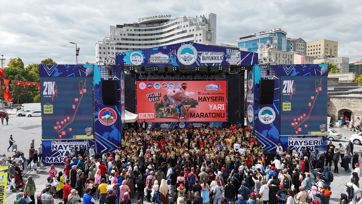 Kayseri Büyükşehir Belediyesince düzenlenen 5. Uluslararası Kayseri Yarı Maratonu kapsamında...