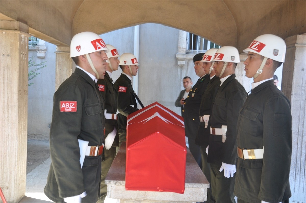 Kıbrıs gazisi Aziz Kara (72), memleketi Manisa'da düzenlenen törenle son yolculuğuna uğurlandı....
