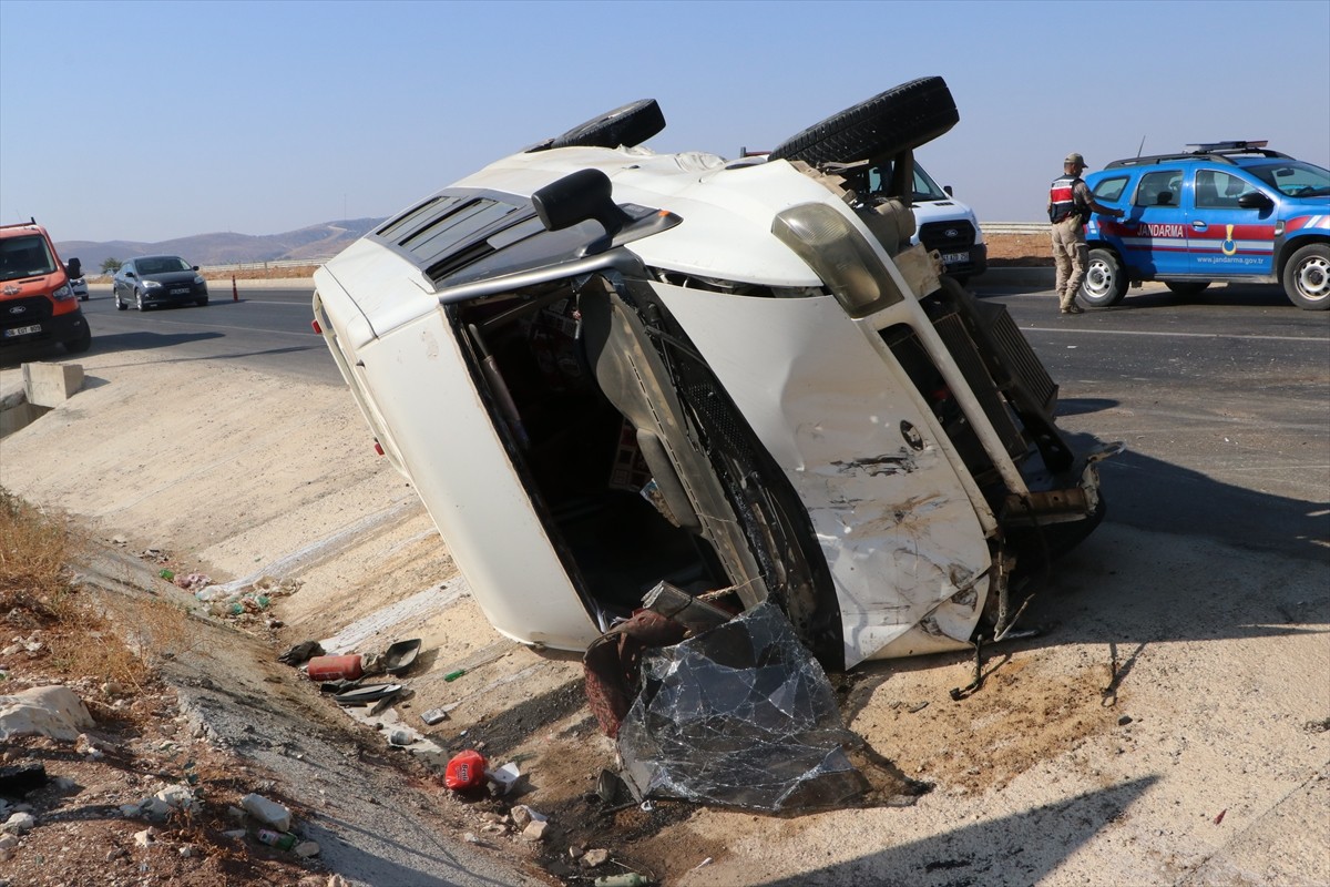 Kilis'te 3 aracın çarpışması sonucu 1 kişi yaşamını yitirdi, 4 kişi yaralandı.