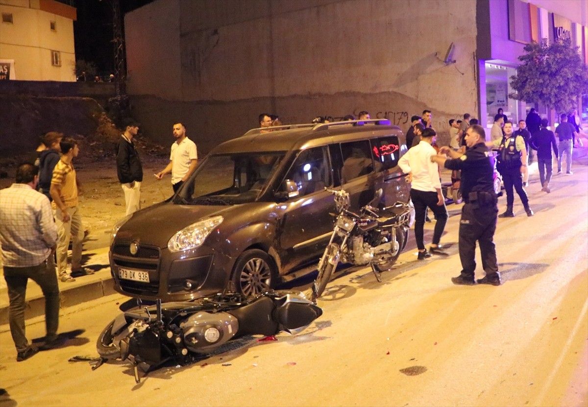 Kilis'te iki motosikletin çarpışması sonucu 3 kişi yaralandı.