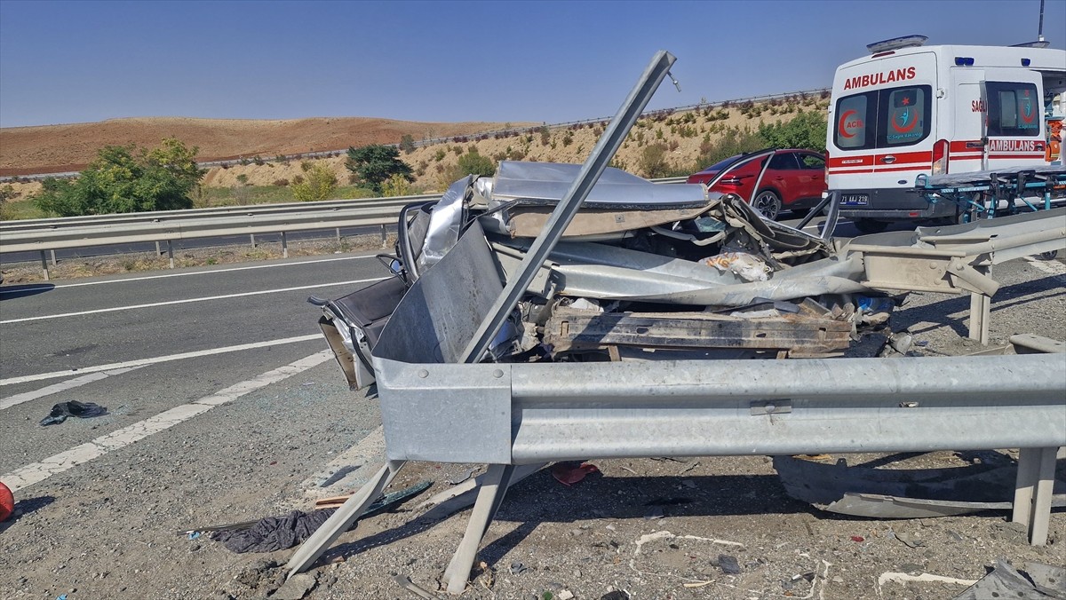 Kırıkkale'de otomobilin bariyerlere çarpması sonucu 1 kişi hayatını kaybetti, 4 kişi...