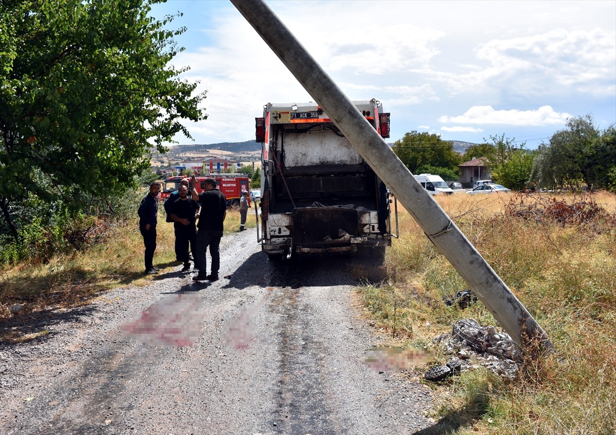 Kırıkkale Belediyesine ait çöp kamyonunun elektrik direğine çarpması sonucu 2 temizlik görevlisi...