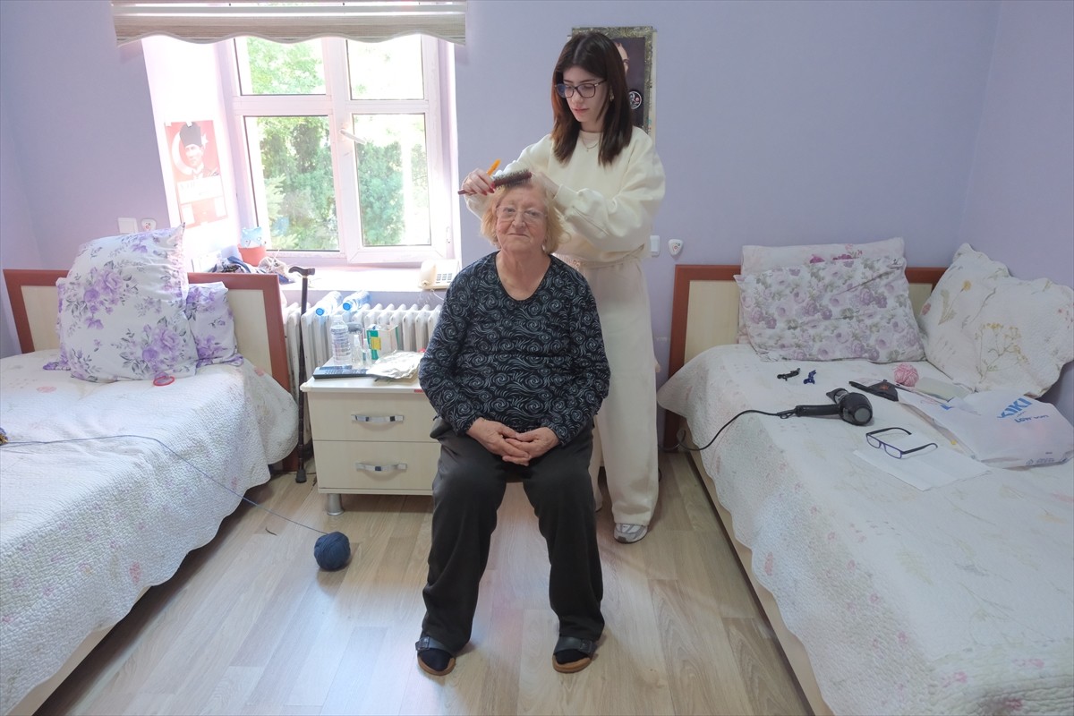 Kırklareli'nde Ahilik Haftası etkinlikleri kapsamında gönüllü kuaför ve berberler tarafından...