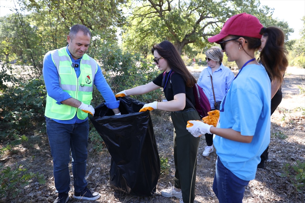 Kırklareli'nde "Avrupa Hareketlilik Haftası" kapsamında çevre temizliği yapıldı. Kırklareli...