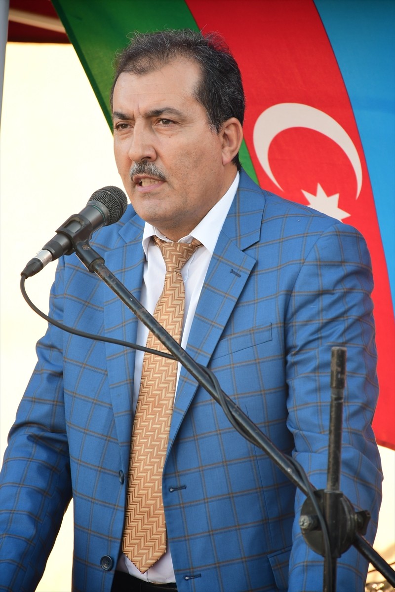 Kırklareli'nin Lüleburgaz ilçesinde bir vatandaşın evinin bahçesinin duvarına yaptırdığı "Türkiye...