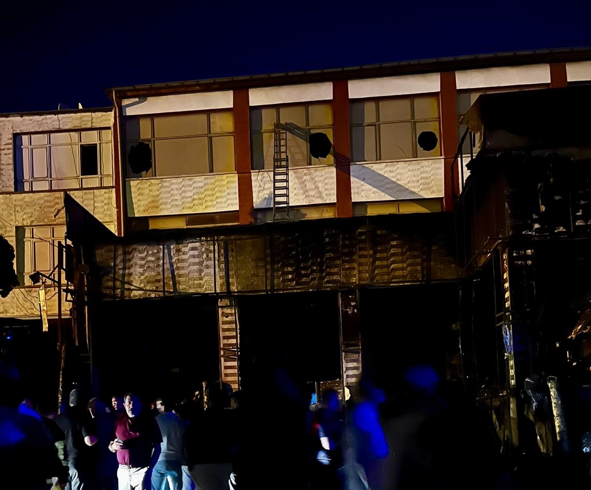 Kırşehir'de bir hırdavat dükkanında çıkan yangın itfaiye ekiplerince söndürüldü.