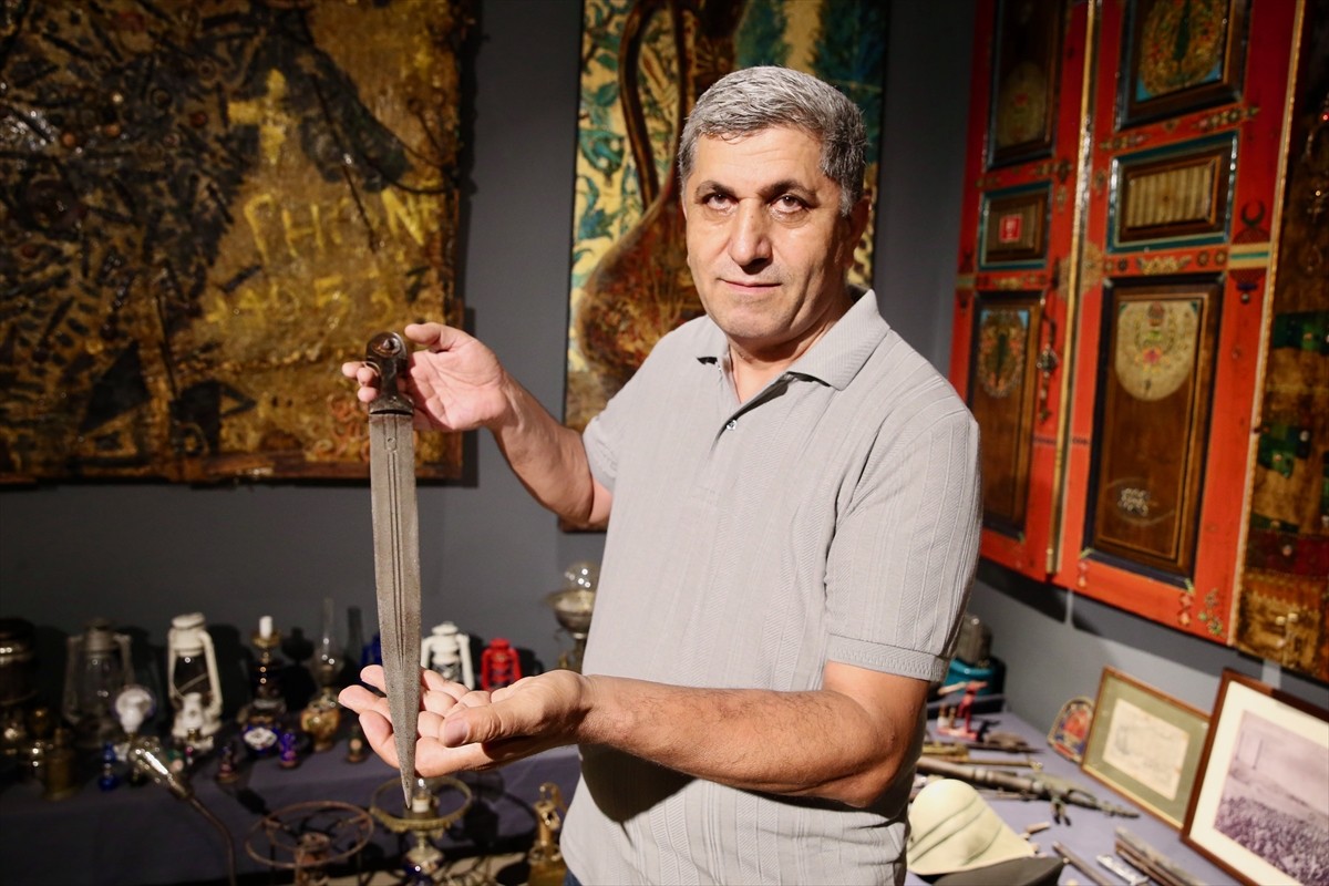  Kocaeli'de 42 yıldır yurt içinde gezdiği şehirlerden satın aldığı eski eşyaları biriktiren ve 330...