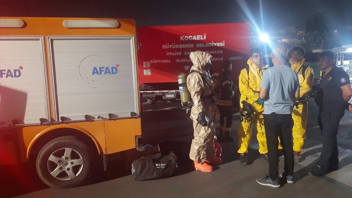 Kocaeli'nin Dilovası ilçesinde bir boya fabrikasındaki tankerde gerçekleşen gaz sızıntısının...