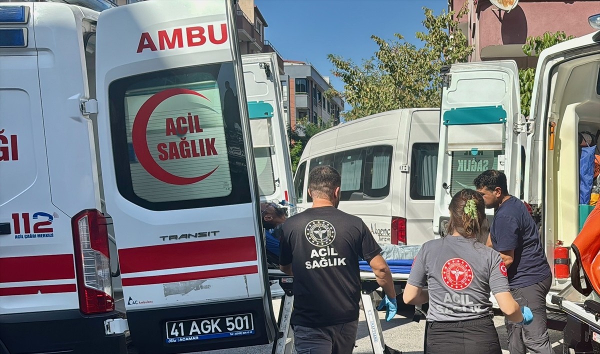  Kocaeli'nin Gebze ilçesinde 5 katlı apartmanda çıkan yangında dumandan etkilenen bir kişi...
