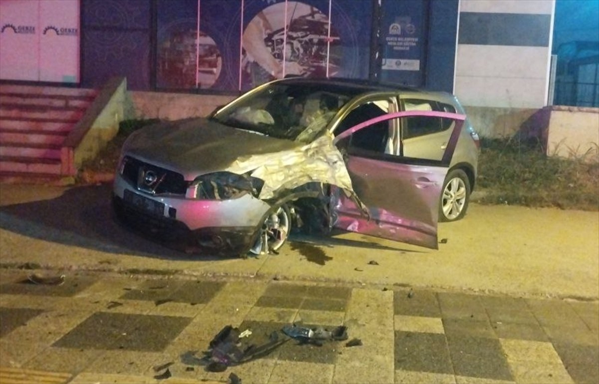 Kocaeli'nin Gebze ilçesinde hafif ticari araç ile otomobilin çarpışması sonucu 2 kişi...