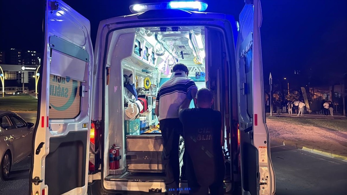 Kocaeli'nin Gebze ilçesinde panelvan ile hafif ticari aracın çarpıştığı kazada yaralanan 1'i çocuk...