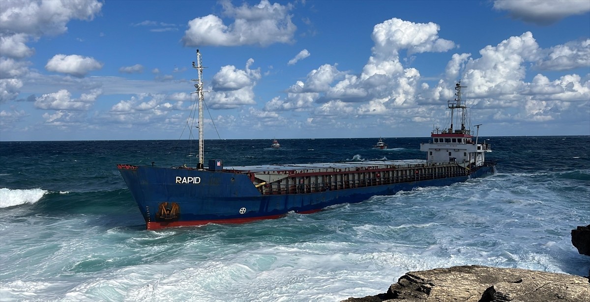 Kocaeli'nin Kandıra ilçesinde karaya oturan kuru yük gemisinin kurtarılması için çalışma...