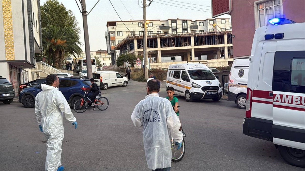 Kocaeli’nin Gebze ilçesinde bir evde anne ve 5 yaşındaki kız çocuğu ölü bulundu. Ekipler olay...