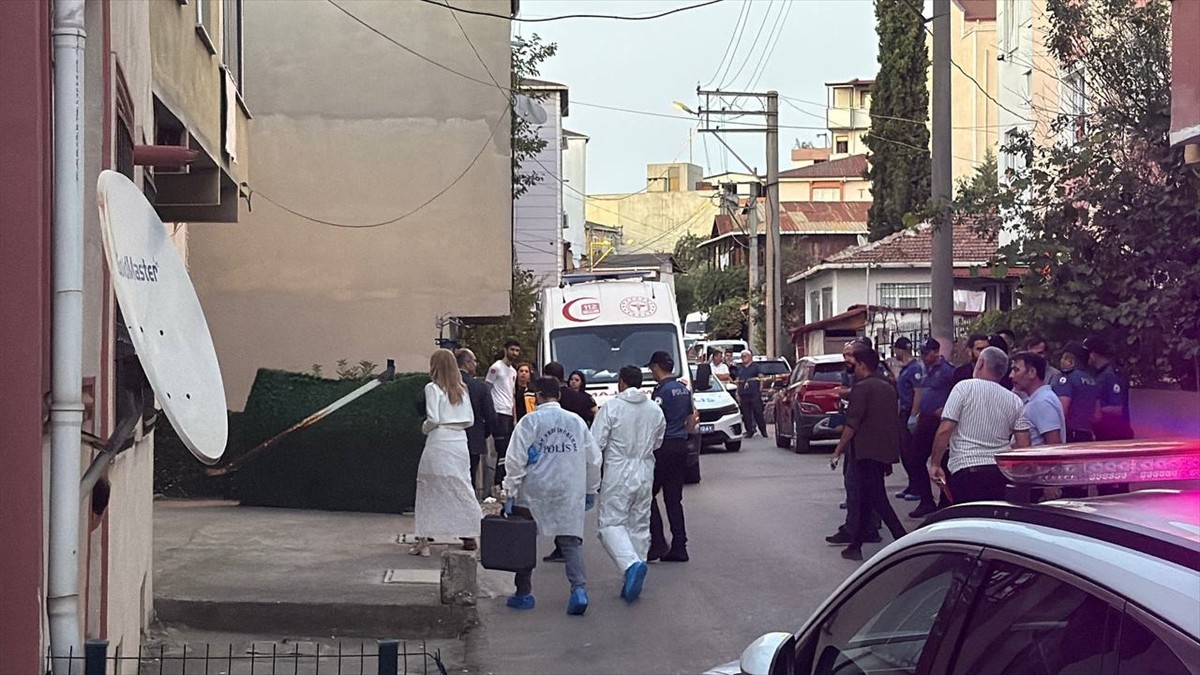 Kocaeli’nin Gebze ilçesinde bir evde anne ve 5 yaşındaki kız çocuğu ölü bulundu. Ekipler olay...