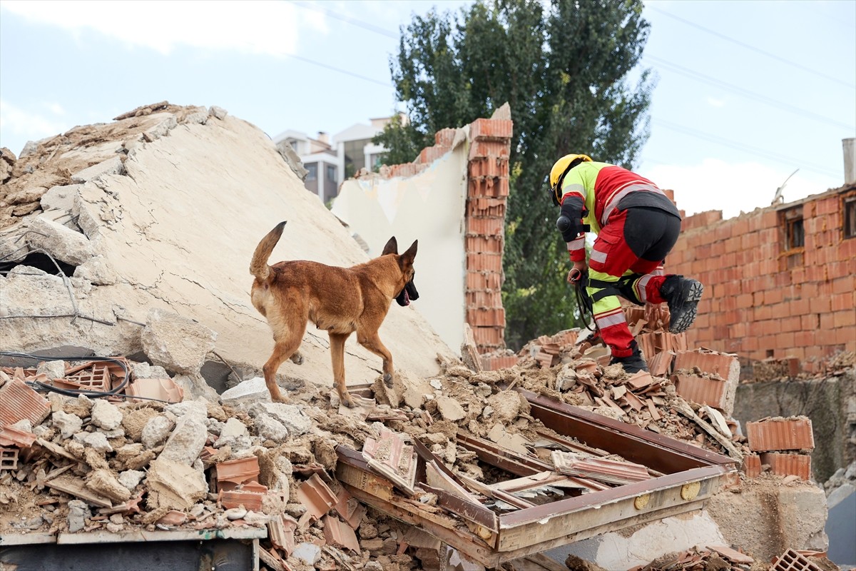 Konya'da, Afet ve Acil Durum (AFAD) Müdürlüğü öncülüğünde Meram ilçesindeki Kovanağzı...