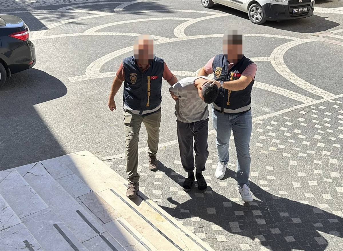 Konya'nın Akşehir ilçesinde düzenlenen uyuşturucu operasyonunda gözaltına alınan 3 zanlıdan 2'si...