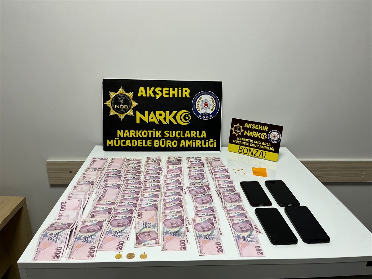 Konya'nın Akşehir ilçesinde düzenlenen uyuşturucu operasyonunda gözaltına alınan 6 şüpheliden 2'si...