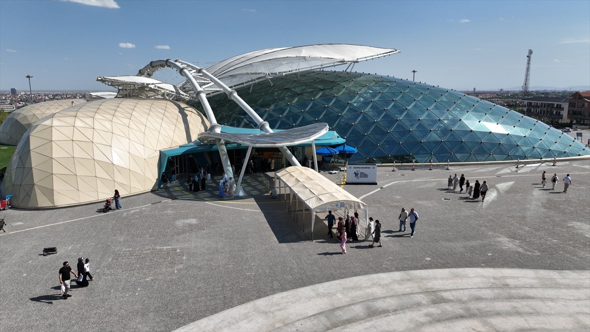 Konya'nın en çok ilgi gören mekanlarından Tropikal Kelebek Bahçesi'ni yaz döneminde 272 bin 491...