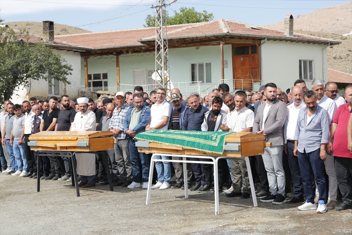 Konya'nın Halkapınar ilçesinde meydana gelen trafik kazasında yaşamını yitiren 3 yaşındaki ikiz...