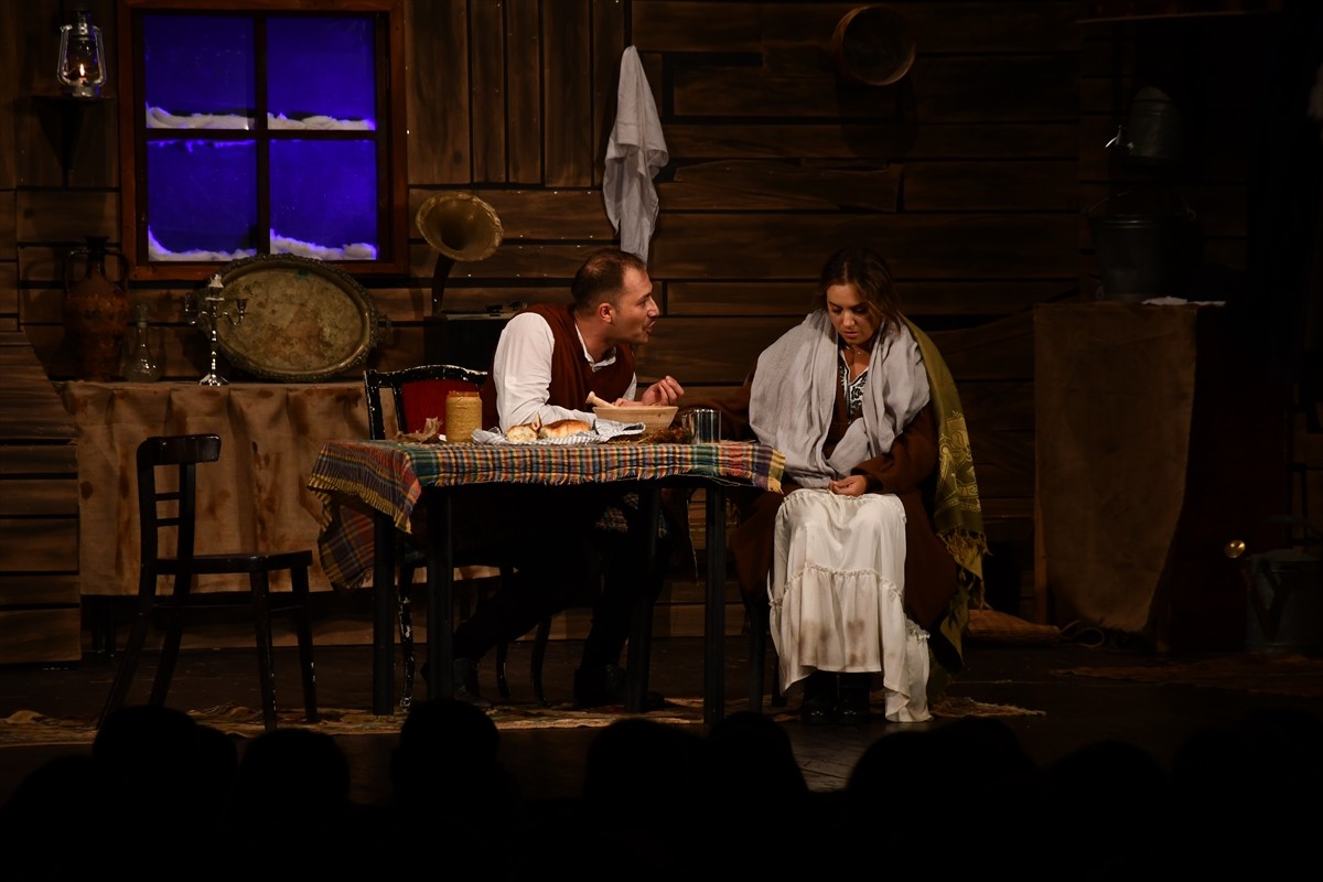 Kosova'nın güneyindeki Prizren şehrinde ilk defa düzenlenen "Prizren Uluslararası Türkçe Tiyatro...