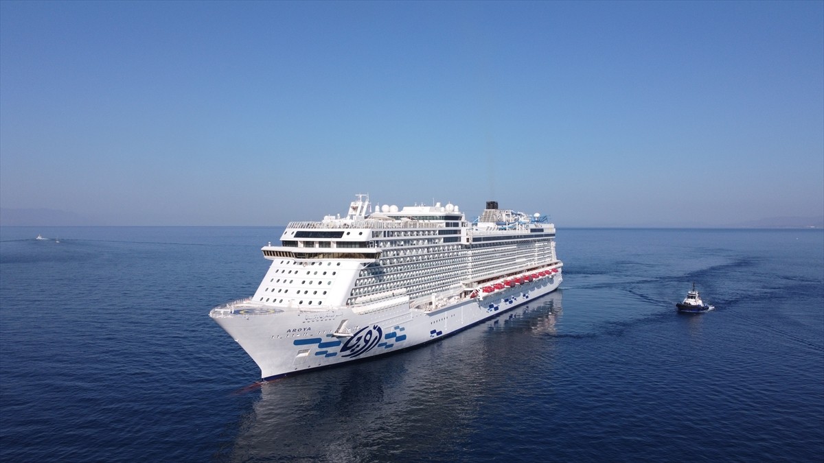 Kruvaziyer turizminin önemli noktalarından Aydın'ın Kuşadası ilçesi, 3 kruvaziyerle 4 bin 170...
