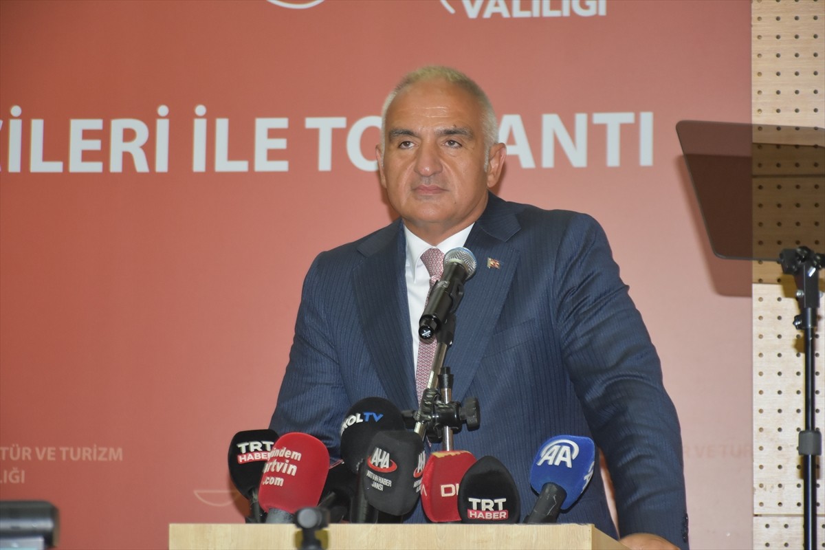 Kültür ve Turizm Bakanı Mehmet Nuri Ersoy, Artvin Gençlik Merkezi'nde düzenlenen Turizm Sivil...