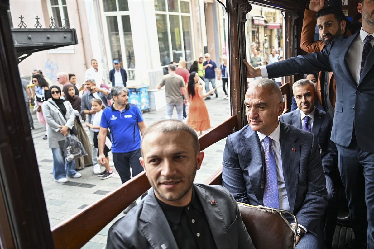 Kültür ve Turizm Bakanı Mehmet Nuri Ersoy (sağda), Beyoğlu Galata'da esnafı ziyaret etti. Galata...