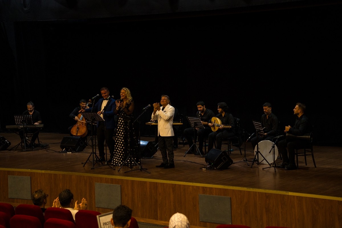 Kültür ve Turizm Bakanlığınca düzenlenen Çanakkale Kültür Yolu Festivali etkinliklerle sürüyor....