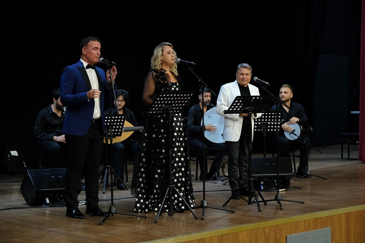 Kültür ve Turizm Bakanlığınca düzenlenen Çanakkale Kültür Yolu Festivali etkinliklerle sürüyor....