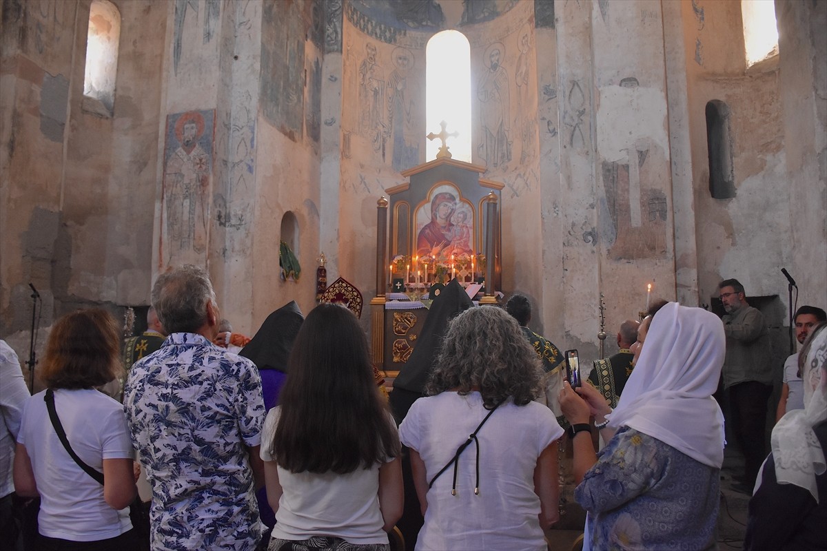 Kültür ve Turizm Bakanlığının özel izniyle yılda bir kez ibadete açılan Van Gölü'ndeki Akdamar...