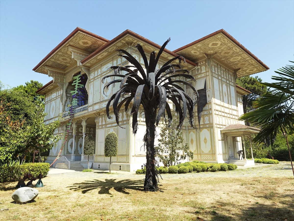 Küratörlüğünü Selen Ansen (sağda) ve Eda Berkmen'in (solda) üstlendiği "Folia" sergisi Bağlarbaşı...