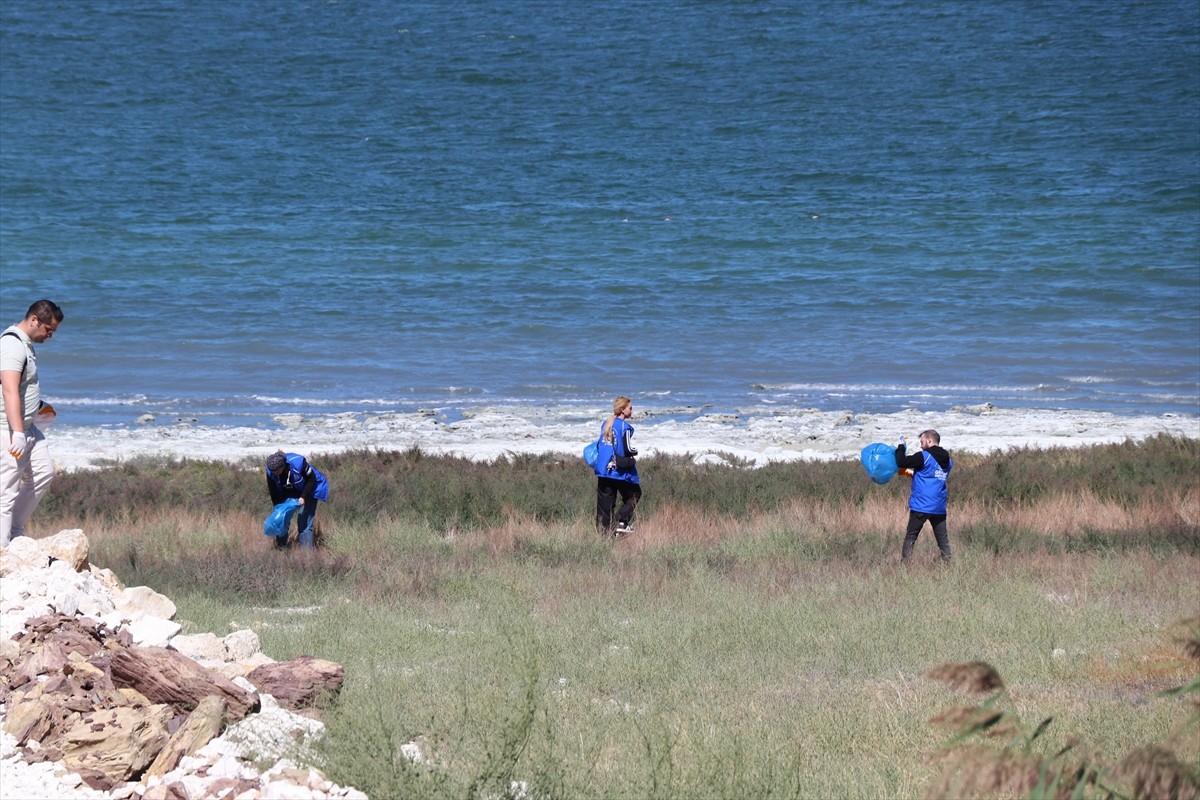Kuruma tehdidi altında bulunan Burdur Gölü'nün çevresinde gönüllülerce temizlik yapıldı. Halk...