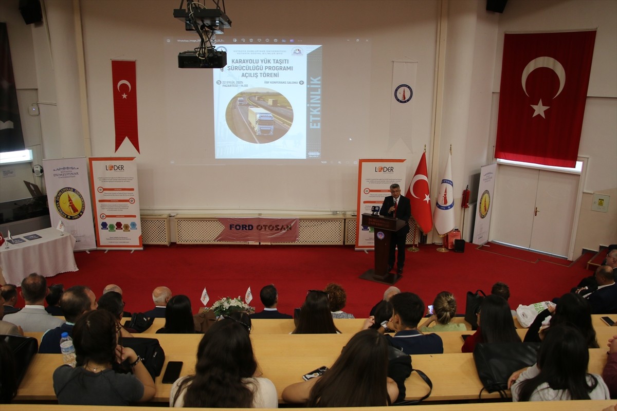 Kütahya Dumlupınar Üniversitesi'nde (DPÜ) "Karayolu Yük Taşıtı Sürücülüğü Ön Lisans Programı"nın...