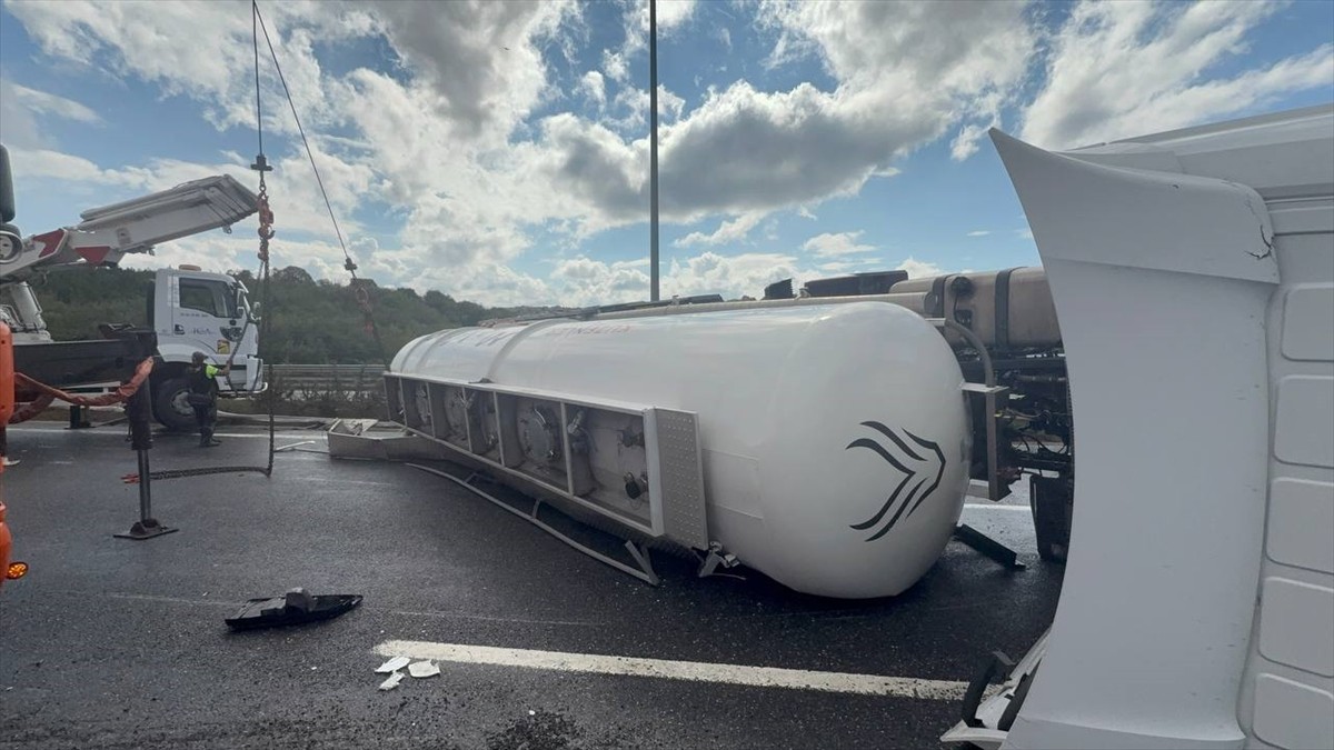 Kuzey Marmara Otoyolu'nun Riva mevkisinde devrilen tırın sürücüsü yaralandı. İhbar üzerine olay...