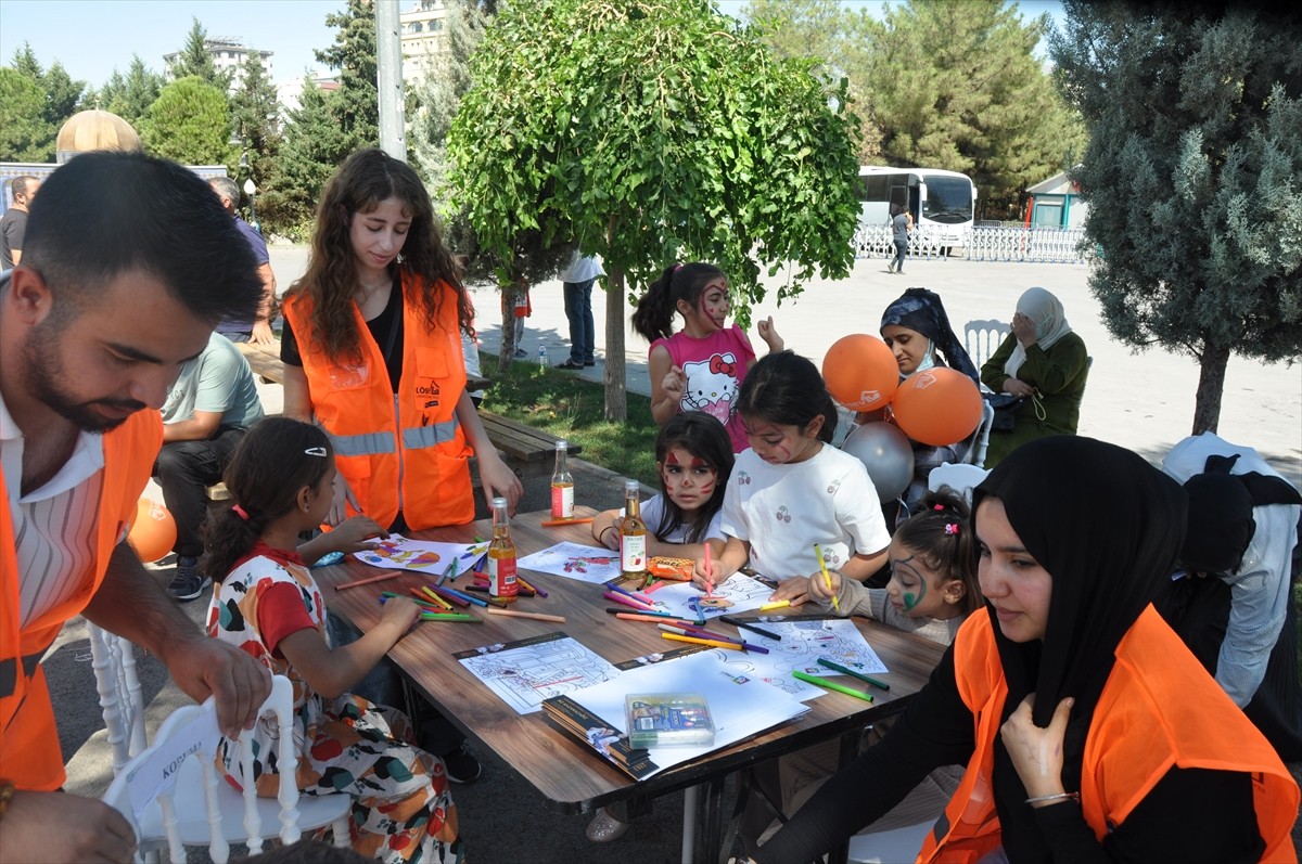 Lösemili Çocuklar Vakfının (LÖSEV) lösemili hastalar ve ailelerine yardım dağıtan "İyilik Tırı"...