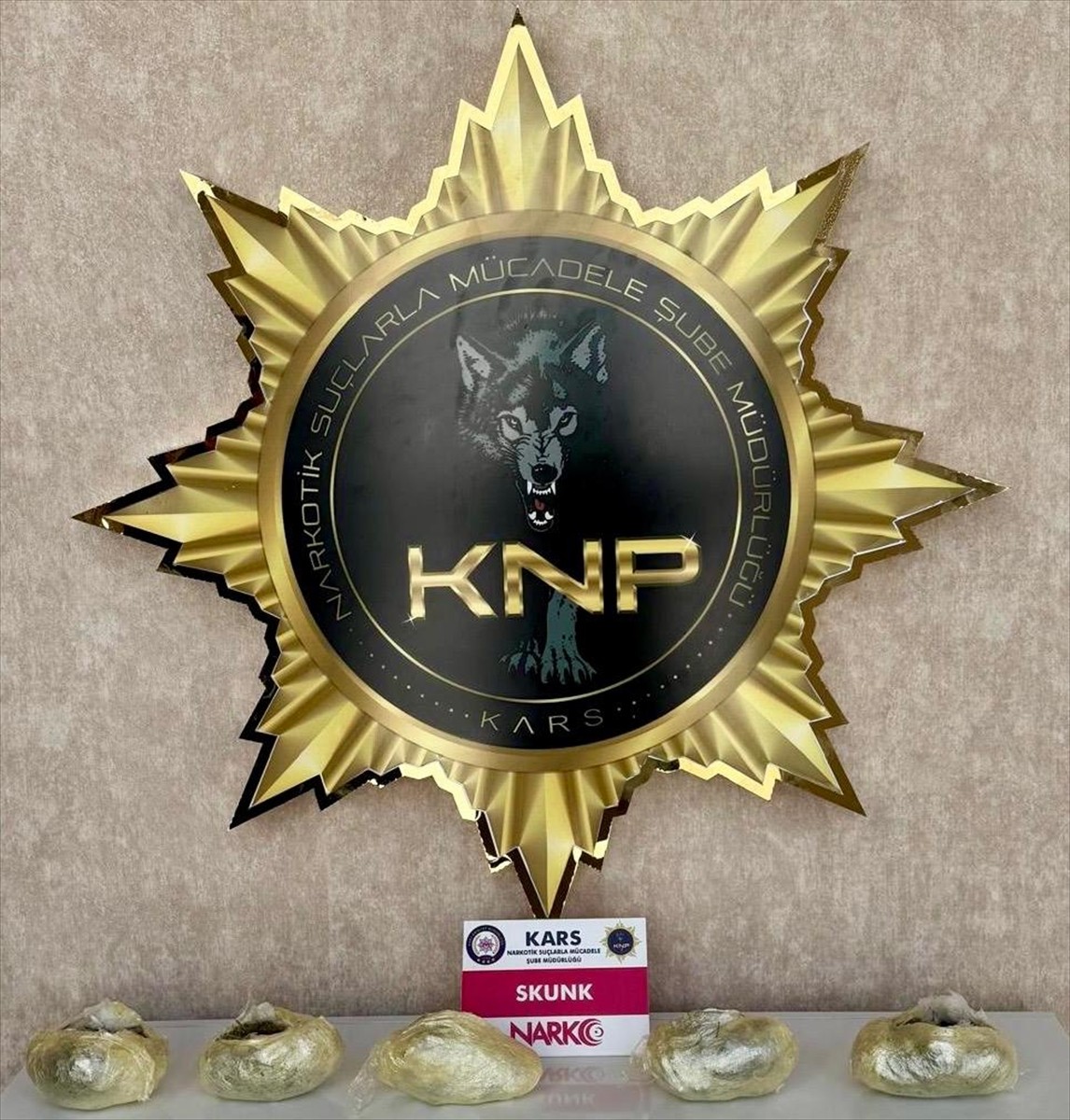 <div>Kars'ta yolcu otobüsünde uyuşturucuyla yakalanan zanlı tutuklandı.</div>