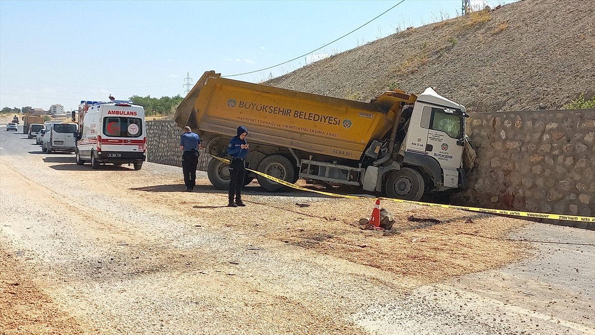 Malatya'nın Battalgazi ilçesinde istinat duvarına çarpan kamyonun sürücüsü hayatını kaybetti. Kaza...