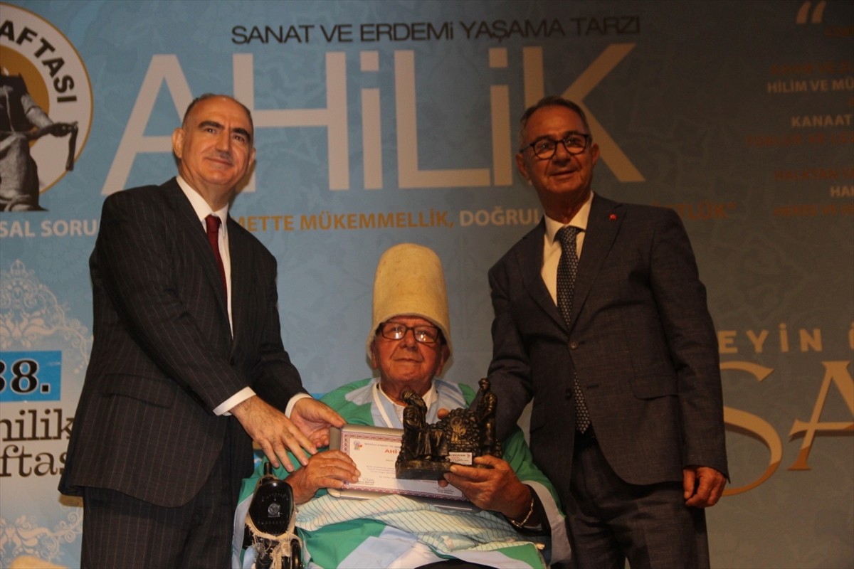 Manisa'da 38. Ahilik Haftası etkinliklerinde yılın ahisi, 34 yıldır bakkallık yapan 94 yaşındaki...