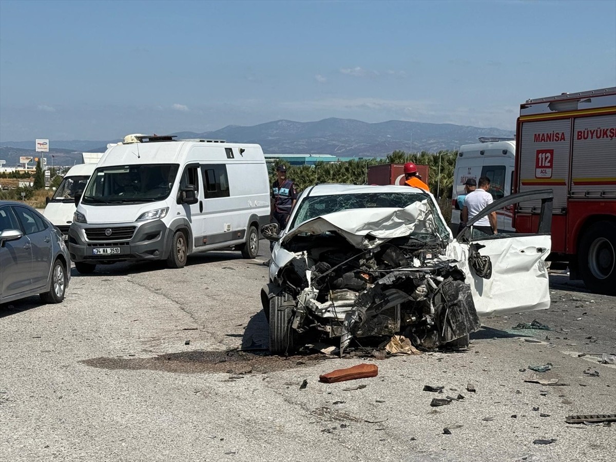 Manisa'nın Akhisar ilçesinde 4 aracın karıştığı zincirleme trafik kazasında 1 kişi yaşamını...