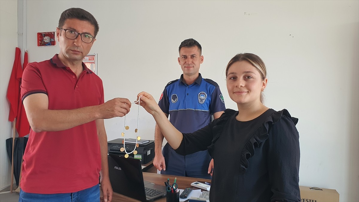 Manisa'nın Demirci ilçesinde kaybolan çeyrek altın ve altın takılar, sokakta bulan vatandaşların...