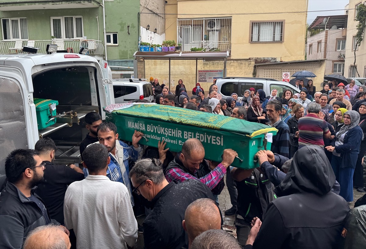 Manisa'nın Salihli ilçesinde otomobil ile pikabın çarpıştığı kazada 1'i çocuk 5 kişi öldü, 6 kişi...