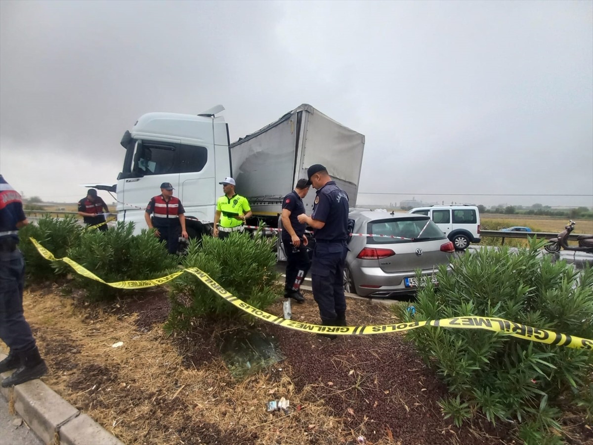 Manisa'nın Şehzadeler ilçesinde meydana gelen zincirleme trafik kazasında 1 kişi hayatını...