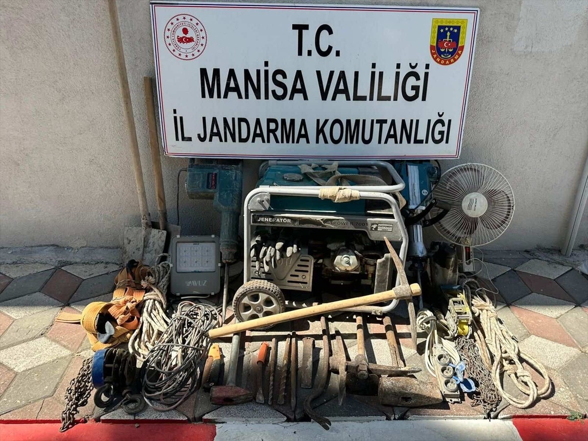 Manisa'nın Soma ilçesinde jandarma ekiplerince düzenlenen operasyonda kaçak kazı yaptıkları öne...