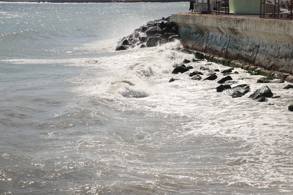 Marmara Denizi'nde 2 gündür etkili olan poyraz, Tekirdağ'da deniz ulaşımında aksamalara yol açtı....