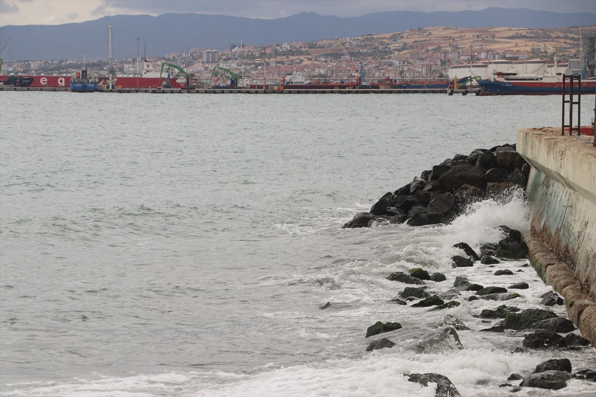 Marmara Denizi'nde 3 gündür etkili olan poyraz, Tekirdağ'da deniz ulaşımında aksamalara yol...