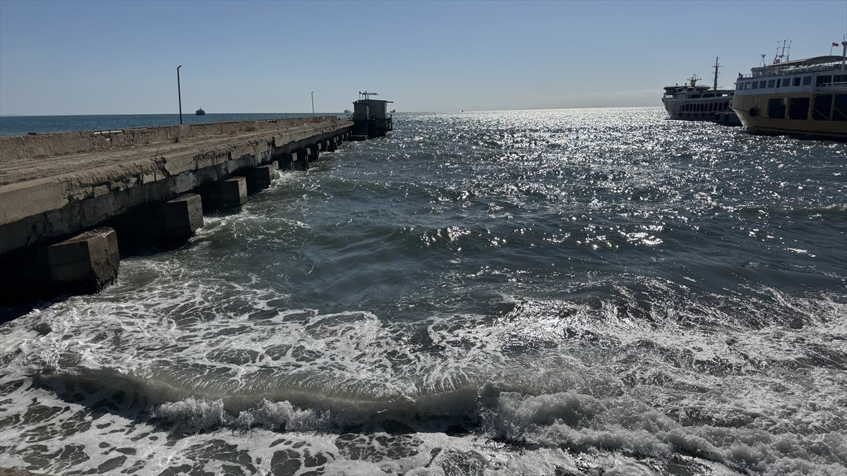Marmara Denizi'nde etkili olan poyraz, Tekirdağ'da deniz ulaşımında aksamalara neden oluyor.