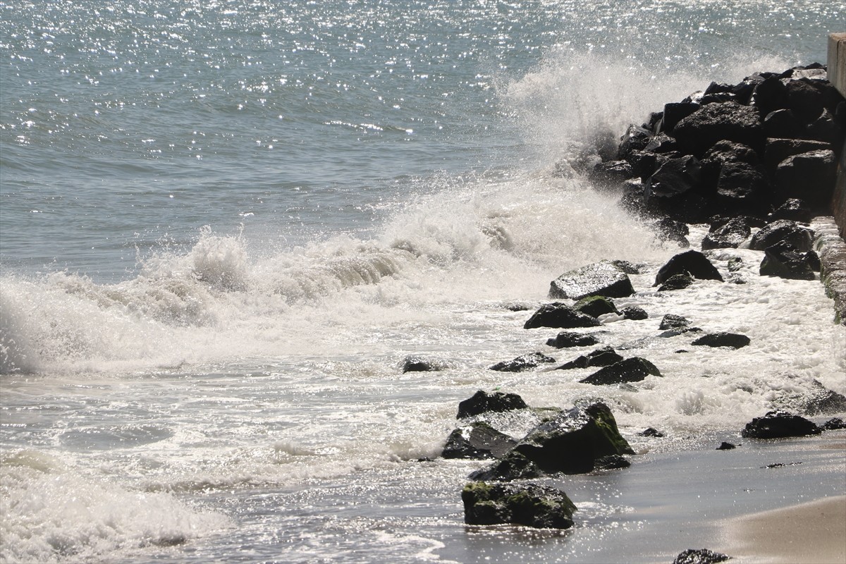 Marmara Denizi'nde hızı zaman zaman saatte 40 kilometreye ulaşan poyraz, Tekirdağ'da deniz...