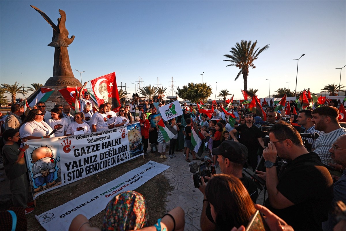 Mersin'de İsrail ablukasını kırmak ve insani yardım ulaştırmak amacıyla Gazze'ye gitmek için yola...