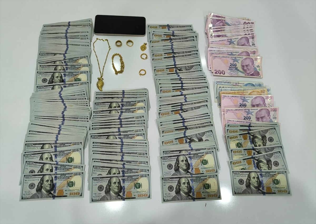 Mersin'de kendilerini polis ve savcı olarak tanıtarak dolandırıcılık yaptıkları gerekçesiyle...