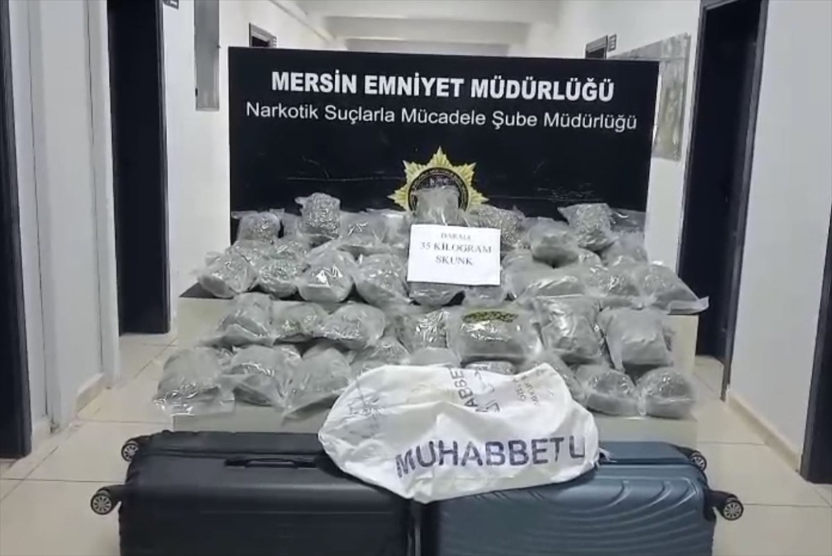 Mersin'de polis ekiplerince durdurulan yolcu minibüsünde 35 kilogram uyuşturucu ele geçirildi, 1...